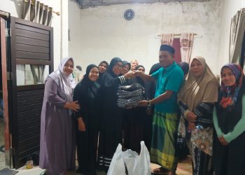 Anggota DPRD Bursel, Basir Solissa Serahkan Bantuan Busana Muslim kepada Majelis Ta’lim Nurul Islam Namrole