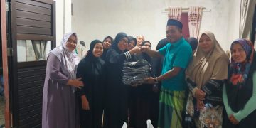 Anggota DPRD Bursel, Basir Solissa Serahkan Bantuan Busana Muslim kepada Majelis Ta’lim Nurul Islam Namrole