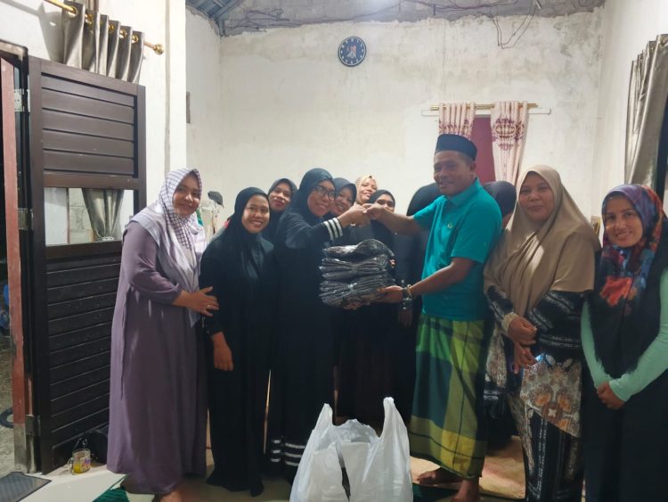 Anggota DPRD Bursel, Basir Solissa Serahkan Bantuan Busana Muslim kepada Majelis Ta’lim Nurul Islam Namrole