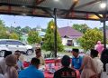 KNPI – Polsek Namlea Berbagi Takjil Lanjut Berbuka Puasa Bersama