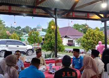 KNPI – Polsek Namlea Berbagi Takjil Lanjut Berbuka Puasa Bersama