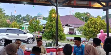 KNPI – Polsek Namlea Berbagi Takjil Lanjut Berbuka Puasa Bersama