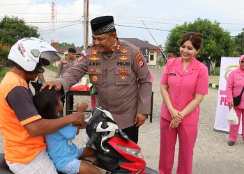 POLRES BURU SELATAN BESERTA BHAYANGKARI MEMBERIKAN PESAN KAMTIBMAS SEKALIGUS BERBAGI TAKJIL KEPADA MASYARAKAT