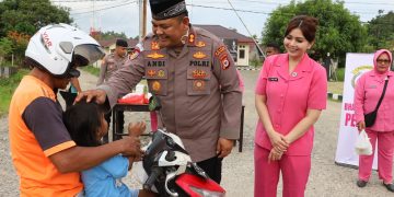 POLRES BURU SELATAN BESERTA BHAYANGKARI MEMBERIKAN PESAN KAMTIBMAS SEKALIGUS BERBAGI TAKJIL KEPADA MASYARAKAT