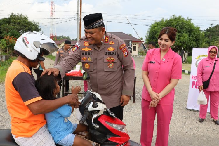 POLRES BURU SELATAN BESERTA BHAYANGKARI MEMBERIKAN PESAN KAMTIBMAS SEKALIGUS BERBAGI TAKJIL KEPADA MASYARAKAT