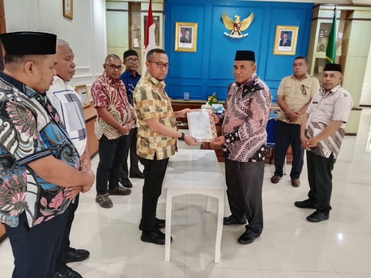 Sertijab Sekda Buru Selatan, Bupati La Hamidi Harapkan Akselerasi Kinerja dan Inovasi