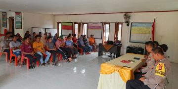 Kapolsek Namlea Sosialisasi Bahaya Miras di Marloso, Warga Serahkan 290 Liter Sopi
