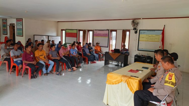 Kapolsek Namlea Sosialisasi Bahaya Miras di Marloso, Warga Serahkan 290 Liter Sopi