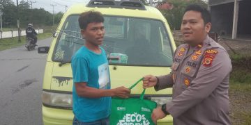 Kepedulian Kapolsek Wayapo, Salurkan Bantuan Sembako untuk Warga