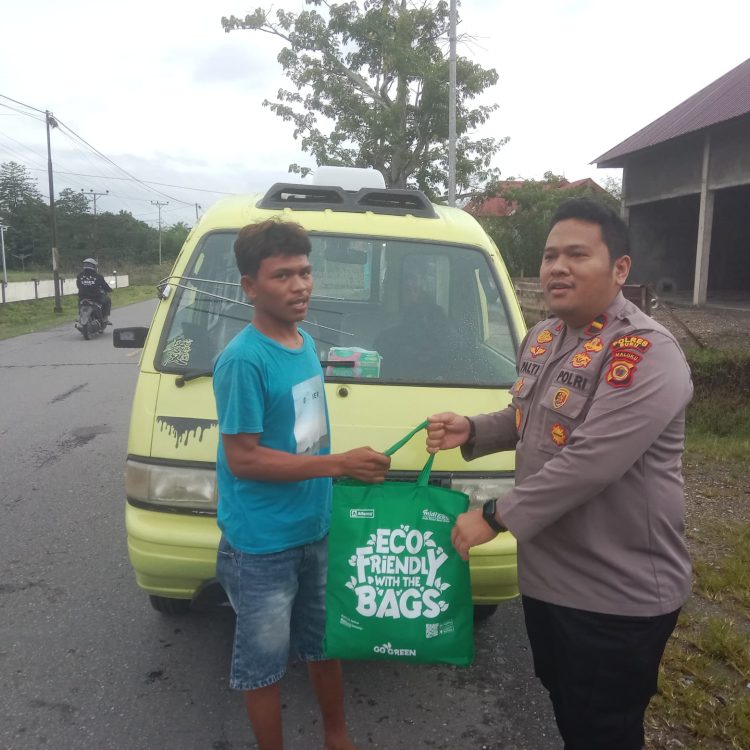 Kepedulian Kapolsek Wayapo, Salurkan Bantuan Sembako untuk Warga