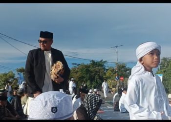 Takbir Menggema di Pusat Kota Namrole, Bupati La Hamidi Shalat Id Bersama Warga