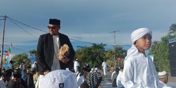 Takbir Menggema di Pusat Kota Namrole, Bupati La Hamidi Shalat Id Bersama Warga