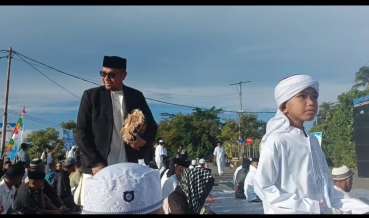 Takbir Menggema di Pusat Kota Namrole, Bupati La Hamidi Shalat Id Bersama Warga