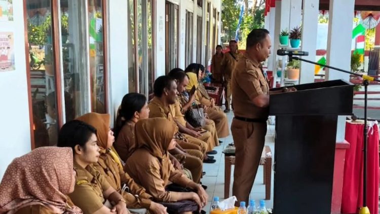 Pembukaan Tes Kemampuan Akademik (TKA) jenjang Sekolah Dasar Oleh PLT Kadis Pendidikan Bursel, Momin Tomanusa