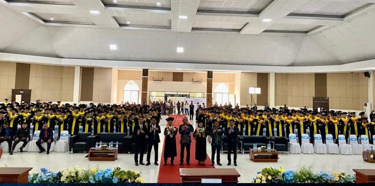 Ratusan Mahasiswa UT Ambon Diwisuda, Angkat Tema Disrupsi Global dan Transformasi Digital