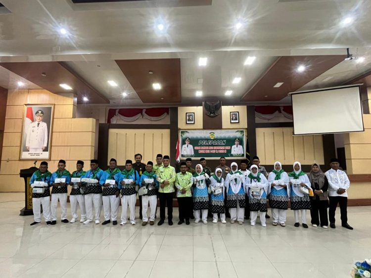 13 Jemaah Haji Asal Kabupaten Buru Dilepas, Bupati Berikan Layanan “First Class”