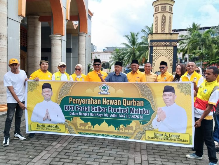 Dari Ketum Bahlil untuk Maluku: Golkar Serahkan Hewan Qurban di Al Fatah Ambon dan Negeri Tulehu