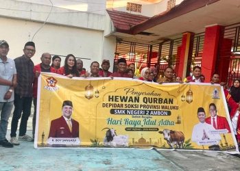 Ketua SOKSI Maluku Rohalim Boy Sangadji Serahkan Hewan Qurban untuk SMK Negeri 2 Ambon, ini Pesannya