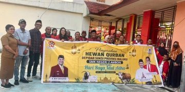 Ketua SOKSI Maluku Rohalim Boy Sangadji Serahkan Hewan Qurban untuk SMK Negeri 2 Ambon, ini Pesannya
