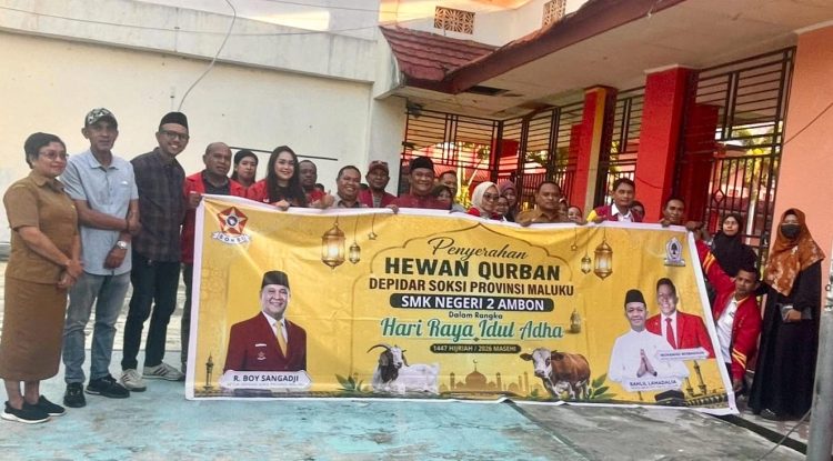 Ketua SOKSI Maluku Rohalim Boy Sangadji Serahkan Hewan Qurban untuk SMK Negeri 2 Ambon, ini Pesannya