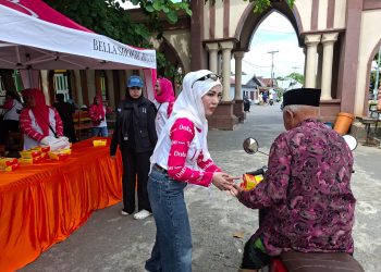 PT Dabe Beaute Gelar Jumat Berkah, Bagikan Ratusan Nasi Kotak di Masjid Jami Namlea