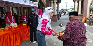 PT Dabe Beaute Gelar Jumat Berkah, Bagikan Ratusan Nasi Kotak di Masjid Jami Namlea