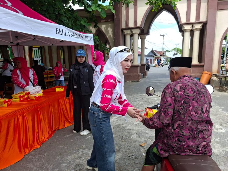 PT Dabe Beaute Gelar Jumat Berkah, Bagikan Ratusan Nasi Kotak di Masjid Jami Namlea