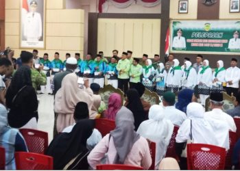 Bupati Buru Ikram Umasugi Lepas 13 Calon Jemaah Haji