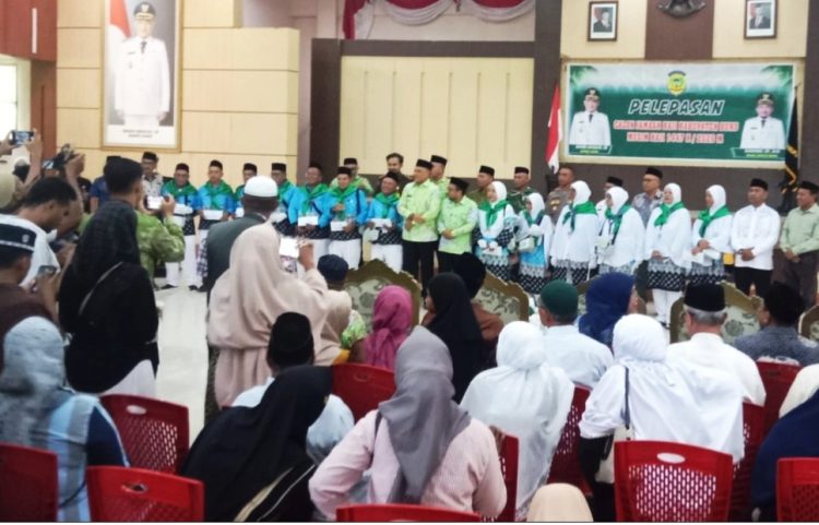 Bupati Buru Ikram Umasugi Lepas 13 Calon Jemaah Haji