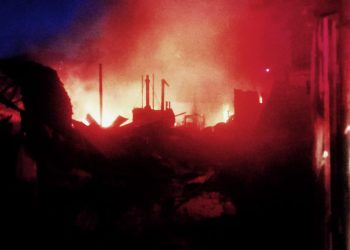 Si Jago Merah Lahap Tempat Penumpukan Besi Tua dan Oli di Ahuru, Damkar Kerahkan Enam Unit Mobil Pemadam