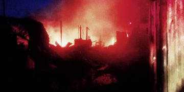 Si Jago Merah Lahap Tempat Penumpukan Besi Tua dan Oli di Ahuru, Damkar Kerahkan Enam Unit Mobil Pemadam