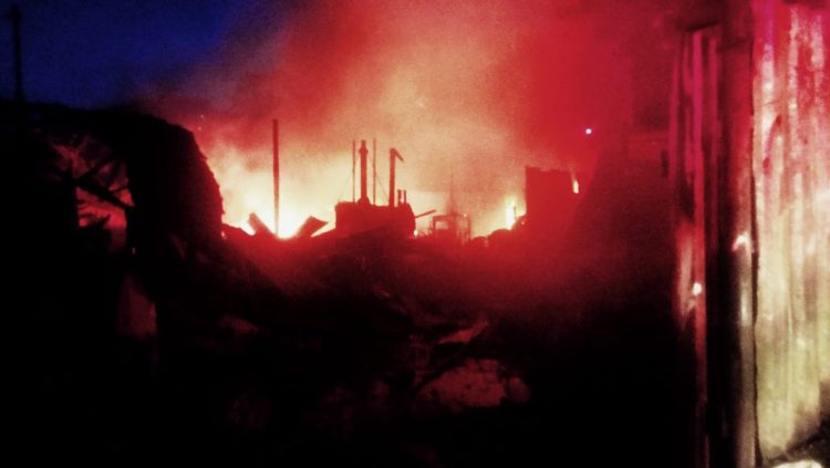 Si Jago Merah Lahap Tempat Penumpukan Besi Tua dan Oli di Ahuru, Damkar Kerahkan Enam Unit Mobil Pemadam