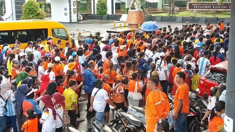 Jelang Piala Dunia, Lapangan Merdeka Dipadati Warga dalam Kegiatan Ambon Colour Fun Walk