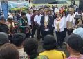 Hadiri Pesparawi di Manokwari, Gubernur Hendrik dan Istri Disambut Hangat dengan Pemasangan Syal Kehormatan