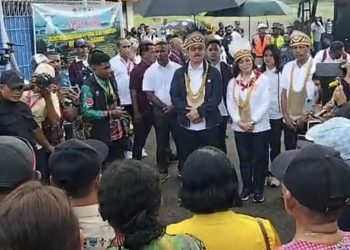 Hadiri Pesparawi di Manokwari, Gubernur Hendrik dan Istri Disambut Hangat dengan Pemasangan Syal Kehormatan