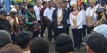 Hadiri Pesparawi di Manokwari, Gubernur Hendrik dan Istri Disambut Hangat dengan Pemasangan Syal Kehormatan