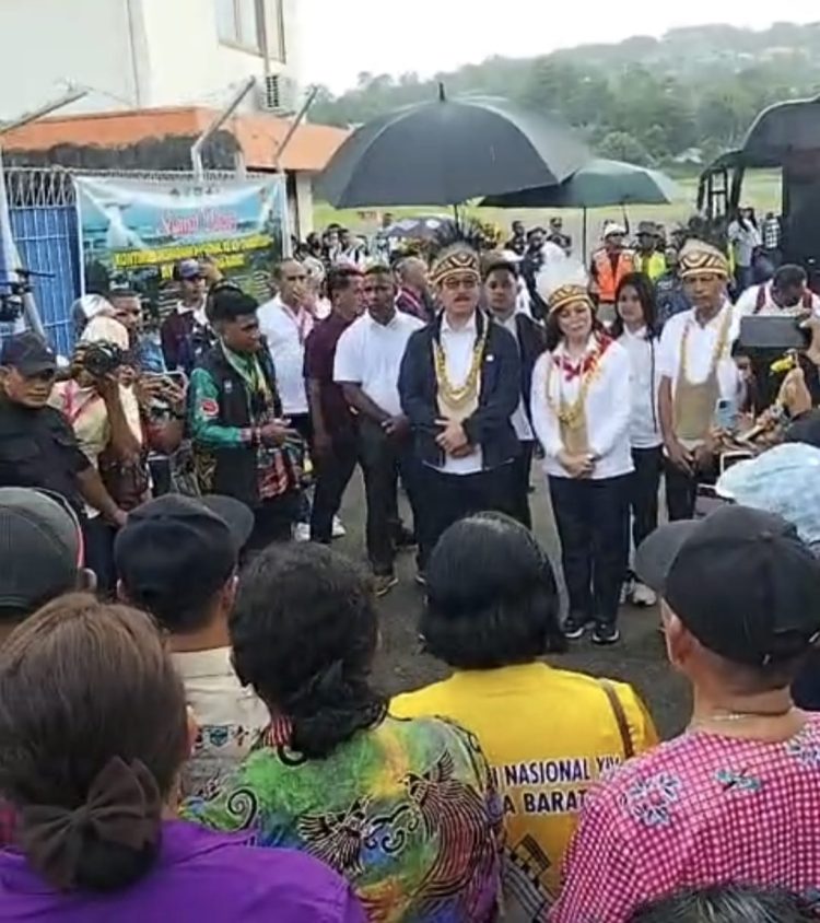 Hadiri Pesparawi di Manokwari, Gubernur Hendrik dan Istri Disambut Hangat dengan Pemasangan Syal Kehormatan