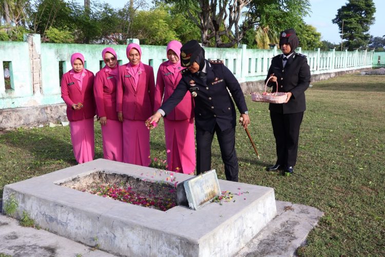 Jelang HUT Bhayangkara ke-80, Polres Buru Ziarah ke TMP Nasluwing: Mengingat Jasa Pahlawan, Memperkuat Semangat Pengabdian