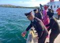Tabur Bunga di Laut Namlea, Polres Buru Kenang Jasa Pahlawan dan Anggota Bhayangkara yang Gugur