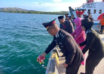 Tabur Bunga di Laut Namlea, Polres Buru Kenang Jasa Pahlawan dan Anggota Bhayangkara yang Gugur