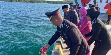 Tabur Bunga di Laut Namlea, Polres Buru Kenang Jasa Pahlawan dan Anggota Bhayangkara yang Gugur