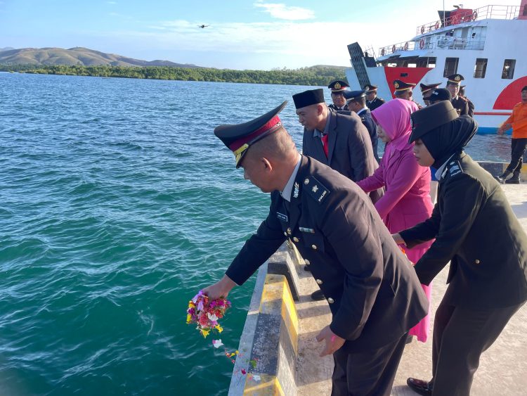 Tabur Bunga di Laut Namlea, Polres Buru Kenang Jasa Pahlawan dan Anggota Bhayangkara yang Gugur