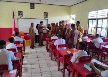 Plt. Kadis Pendidikan Buru Selatan Ajak Peserta Didik Ikuti Ujian Sumatif dengan Jujur dan Penuh Semangat