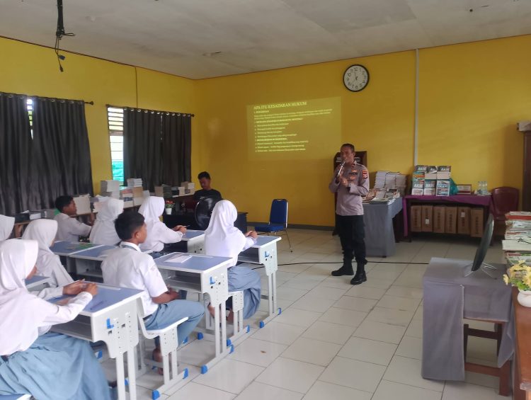 Kapolsek Ambalau Edukasi Pelajar SMA 2 Buru Selatan, Tanamkan Kesadaran Hukum untuk Wujudkan Kamtibmas