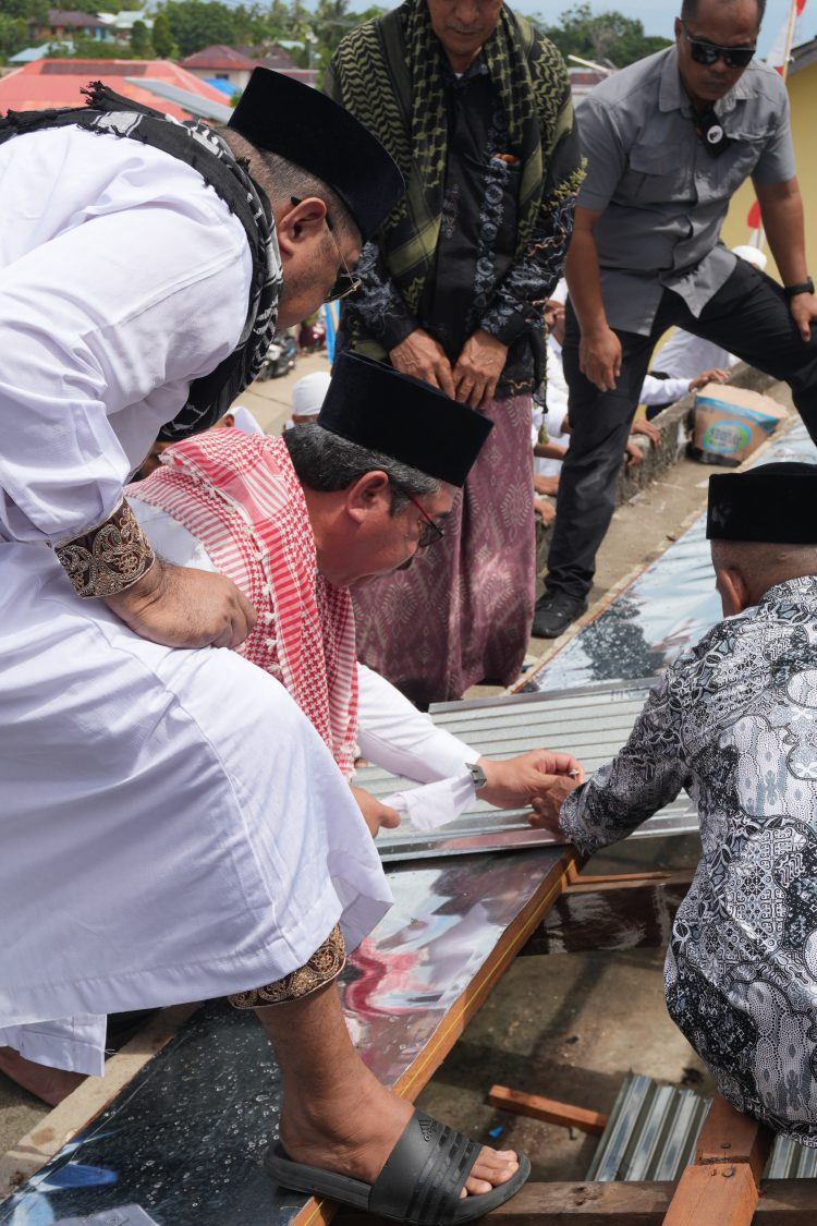 Gubernur Maluku Canangkan Pemasangan Atap Masjid Quba Al-Bayan Seith