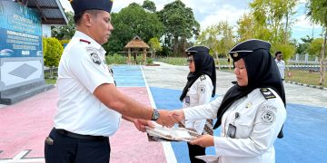 Tunjukkan Kinerja Terbaik, 2 Petugas Lapas Namlea Sandang Predikat Pegawai Teladan