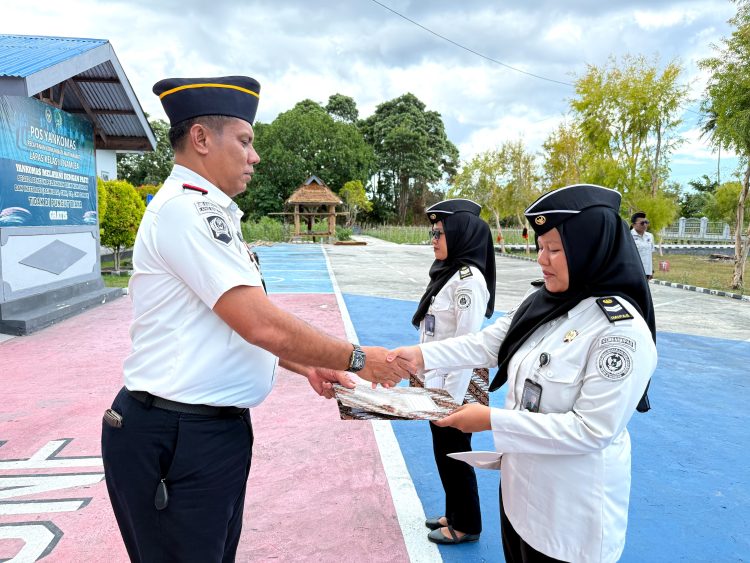 Tunjukkan Kinerja Terbaik, 2 Petugas Lapas Namlea Sandang Predikat Pegawai Teladan
