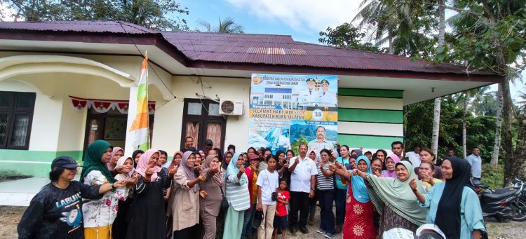 Dinas Koperasi Bursel Salurkan Bantuan Uang Tunai Untuk 50 Pelaku UMKM