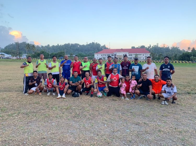 Bupati La Hamidi Turun ke Lapangan, Beri Motivasi untuk Bibit Atlet Sepak Bola Buru Selatan