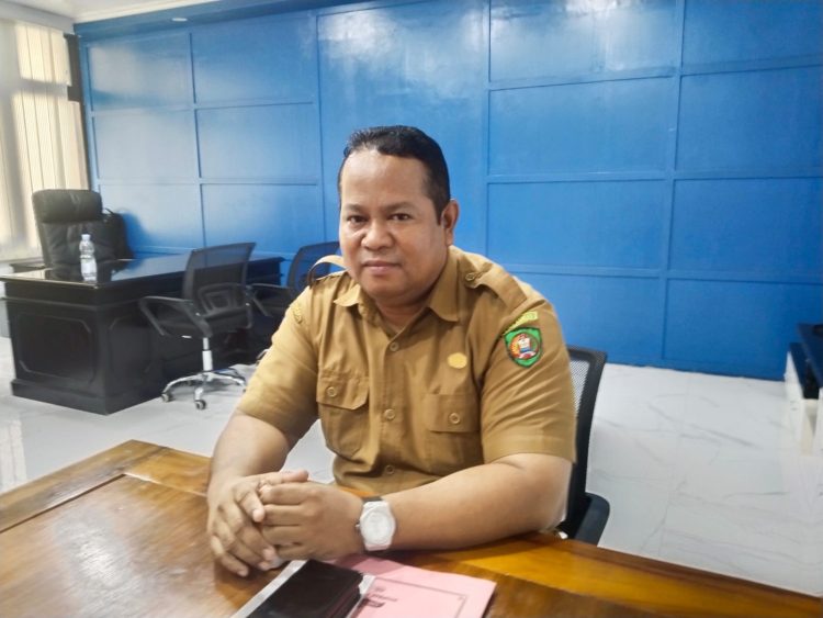 Fakir Suleman Kembali Bertugas di SMA Negeri 7 Buru, Dinas Pendidikan Akui Perannya Sangat Dibutuhkan di GTK